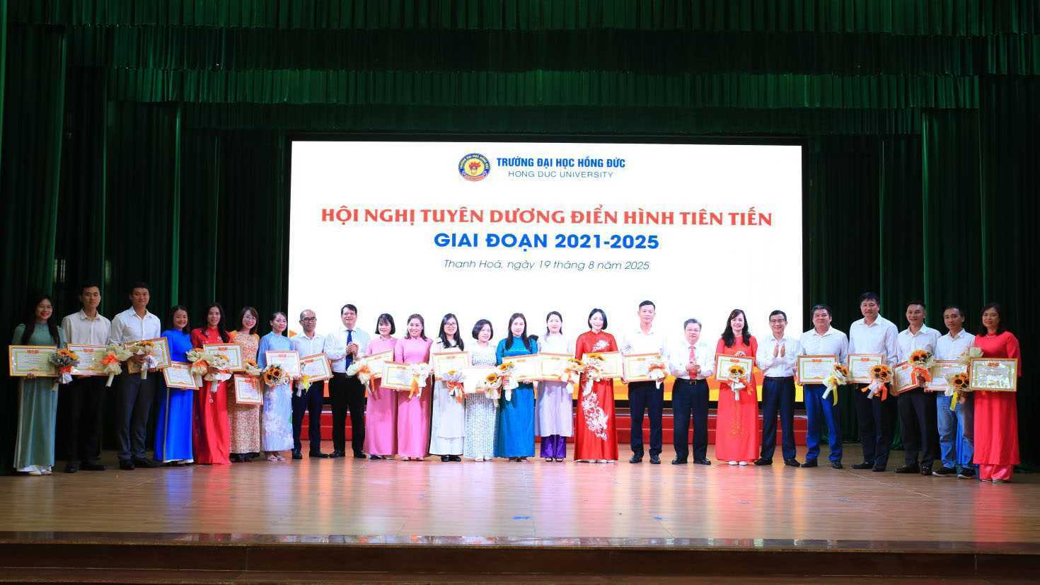 Trường Đại học Hồng Đức tổ chức Hội nghị tuyên dương gương điển hình tiên tiến giai đoạn 2021 - 2025